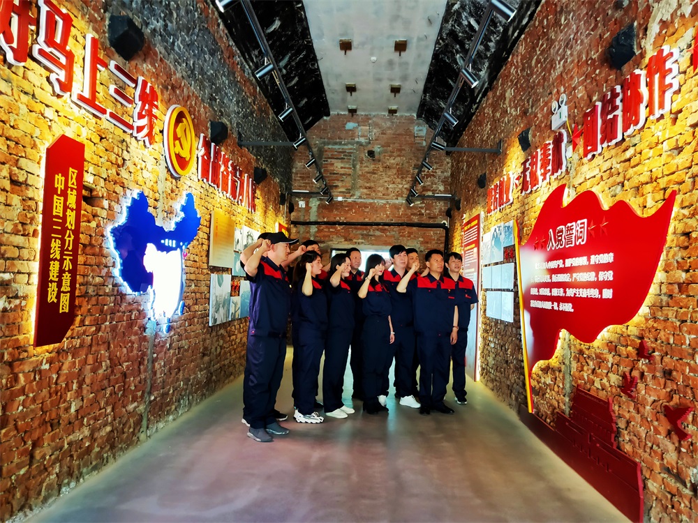 2021年，紅色基地開(kāi)展黨員春訓，重溫入黨誓詞牢記初心